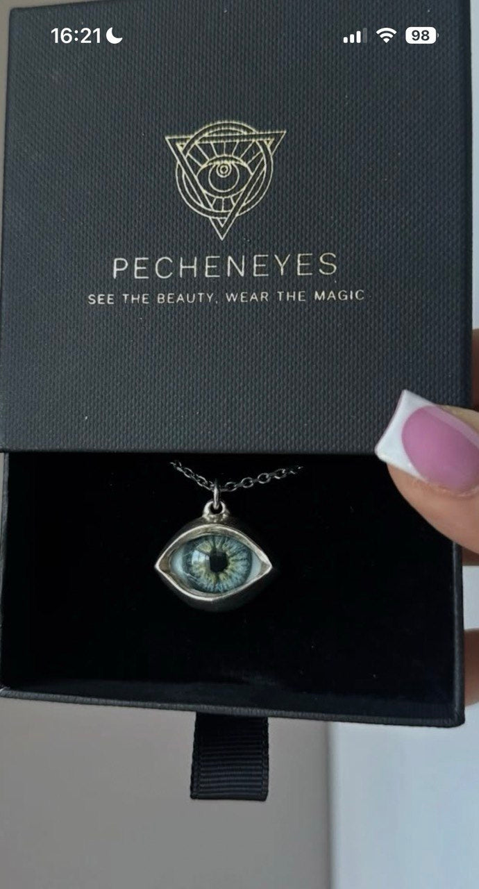 Almond eye pendant in its PECHENEYES gift box